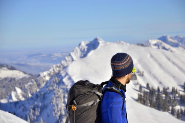 Fototapeta na wymiar Bergsteiger mit Rucksack im Winter