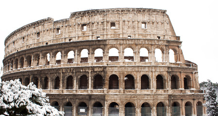 Coliseum with snow, Rome. - 75786862