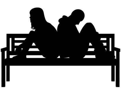 Silhueta de casal sentado num banco de jardim de costas voltadas