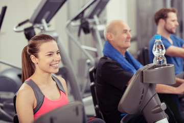 Fototapeta na wymiar personen trainieren im fitness-studio