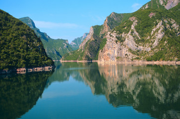 Fototapeta na wymiar Lac de Koman, Albanie