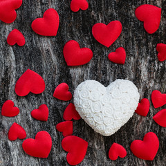 Obraz premium Valentine day wood background with white and red hearts