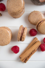 Macarons mit Zimt und Himbeeren