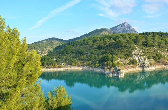 AIX EN PCE : Montagne Sainte-Victoire et lac de Bimont
