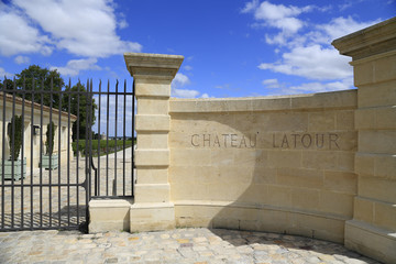 Weinbau Frankreich: Eingang zum berühmten Chateau Latour