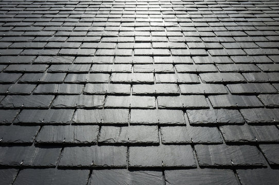 Hintergrund trockenes Schieferdach im Gegenlicht