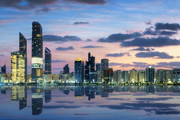 Fotobehang Abu Dhabi Uitzicht op de skyline van Abu Dhabi bij zonsondergang