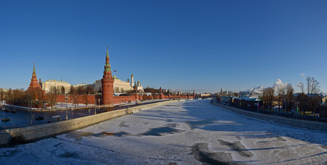 Panorama der zugefrorenen Moskwa mit Kreml