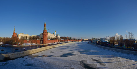 Obraz premium Panorama der zugefrorenen Moskwa mit Kreml