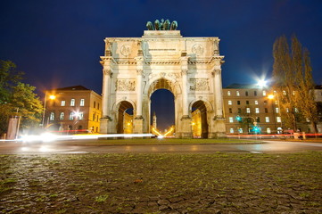 Fototapeta na wymiar The Siegestor (Victory Gate) at night in Munich, Germany, Europe