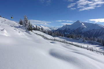 Fototapeta na wymiar Winterlandschaft mit Berggondel