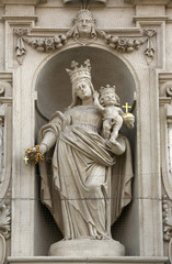 Fototapeta na wymiar Virgin Mary with baby Jesus, Dominican Church in Vienna,