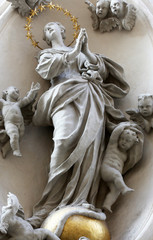 Obraz premium Virgin Mary street statue in Vienna, Austria 