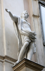 Obraz premium Architectural artistic decorations on house in Vienna