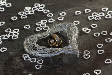Ringe in einem Drahtherz