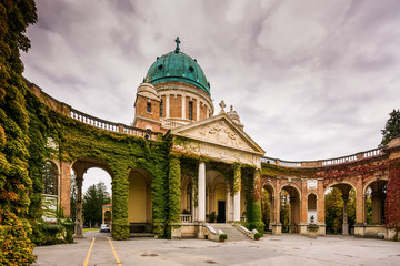 Obraz premium Entrance to Mirogoj cemetery with Church of King Christ in Zagre
