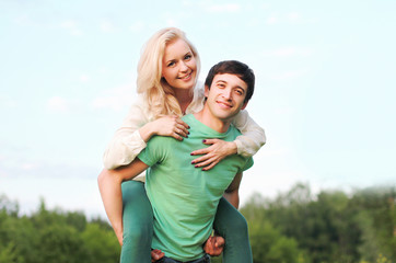 Obraz premium Happy young couple having fun outdoors