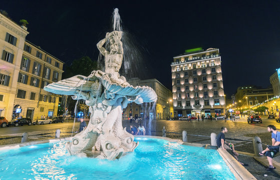 Fototapeta ROME - MAY 23, 2014: Tourists walk in Piazza del Tritone. More t