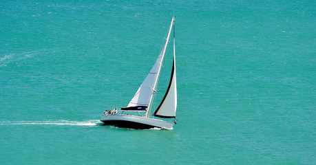 Fototapeta premium Voilier en action de course sur l'océan
