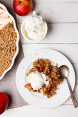 apple crumble with ice cream