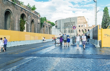 Obraz premium ROME - MAY 18, 2014: Tourists walk near Colosseum. More than 15