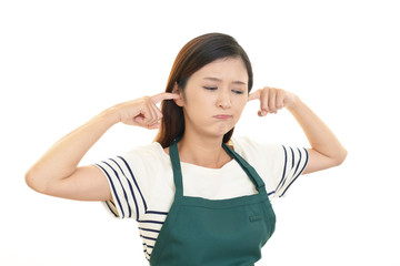 Naklejka premium 耳をおさえる女性