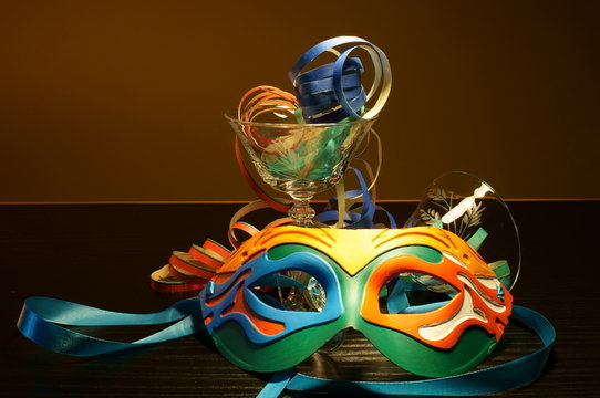 Carnevale, maschere colorate, coriandoli, fischietti sul tavolo
