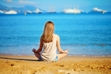 Fototapeta na wymiar Young girl enjoying her vacation by the sea
