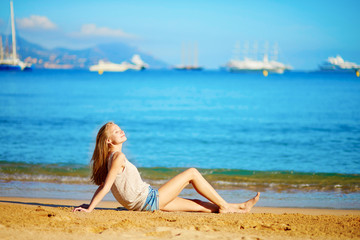 Fototapeta na wymiar Young girl enjoying her vacation by the sea