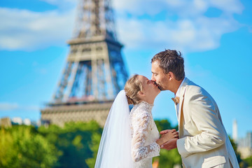 Fototapeta premium Beautiful just married couple in Paris