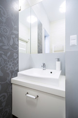 Fototapeta na wymiar Grey and white bathroom
