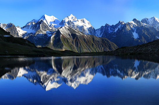 Fototapeta г.Белуха (4506 м.) отражается в оз.Равновесия (на 2400 м.)