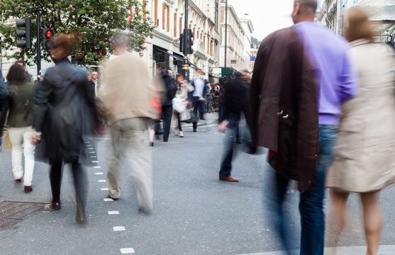 Menschen in Bewegungsunschärfe gehen in London über die Straße