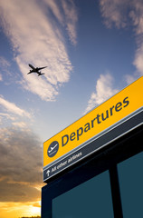 Obraz premium Airport Departure and Arrival sign at Heathrow, London