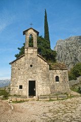Fototapeta na wymiar medieval chapel in mountains