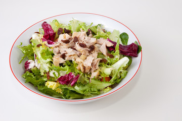Chicken salad with tomatoes and raisin