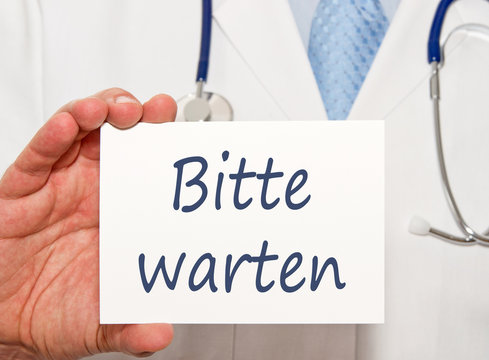 Bitte warten - Arzt mit Schild