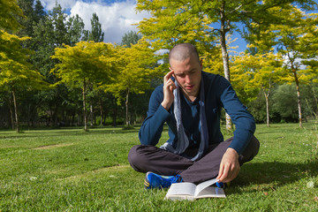 Joven Leyendo un Libro en un Parque