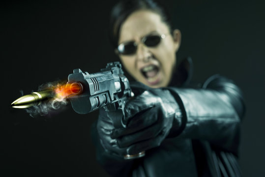 Female agent pointing a gun