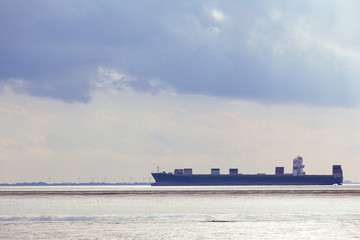 Fototapeta premium Frachter auf der Nordsee