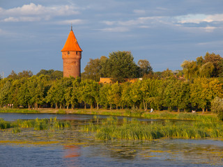 Obraz premium Round tower at the river