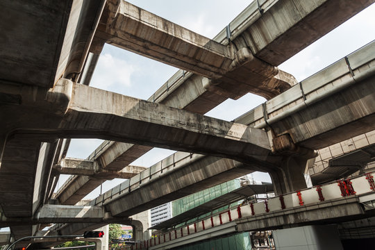 Hochtrassen des Skytrains im Silom Viertel in Bangkok