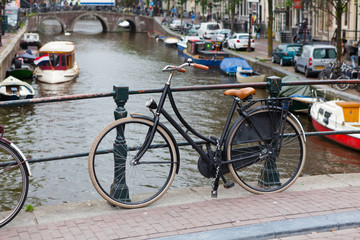 Fototapeta na wymiar Damenfahrrad vor einer Gracht in Amsterdam
