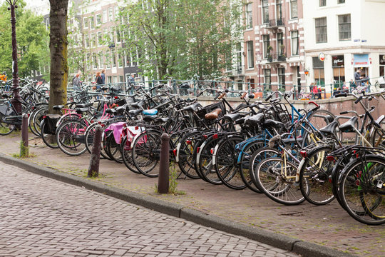 viele Fahrräder in Amsterdam, Niederlande