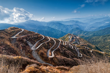 Bochtige wegen, handelsroute van zijde tussen China en India. One Belt ne Road (OBOR) project van China.
