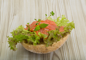 Salmon sandwich with thyme
