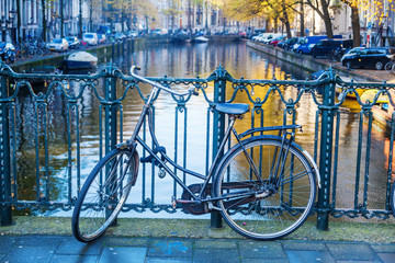 Fahrrad auf einer Kanalbrücke in Amsterdam