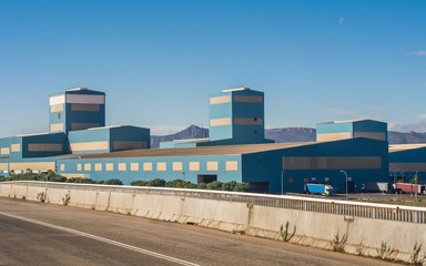 Fototapeta na wymiar Vista Exterior De Un Edificio Industrial