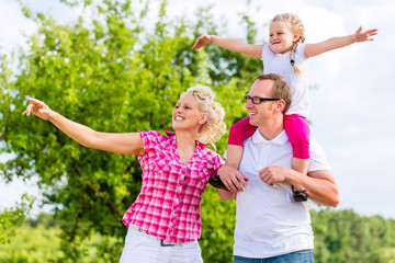 Familien Sommer Spaziergang im Feld