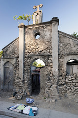 Zerfallene Kirche, neu bewohnt, Haiti